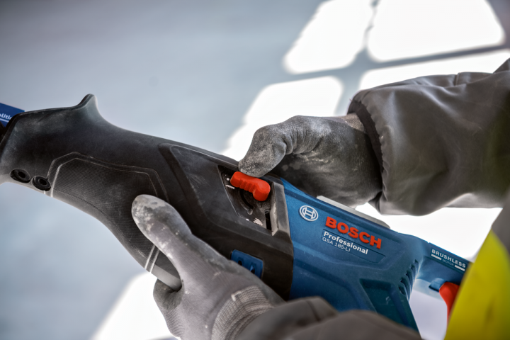 Акумулаторен саблен трион Bosch blue GSA 185 Solo, снимка 3 - Акумулаторни саблени триони