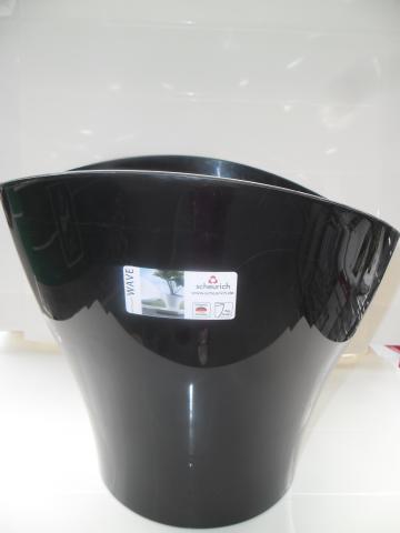 Вълнообразна кашпа 28 см
черна - Керамични кашпи