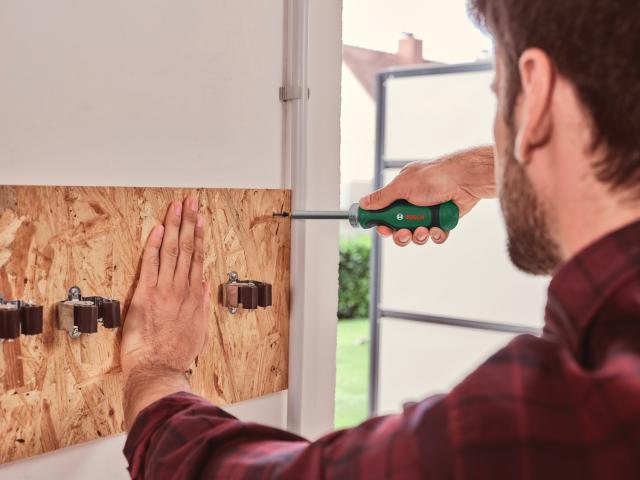 Отвертка Bosch с тресчотка и битове 12 бр., снимка 4 - Комбинирани