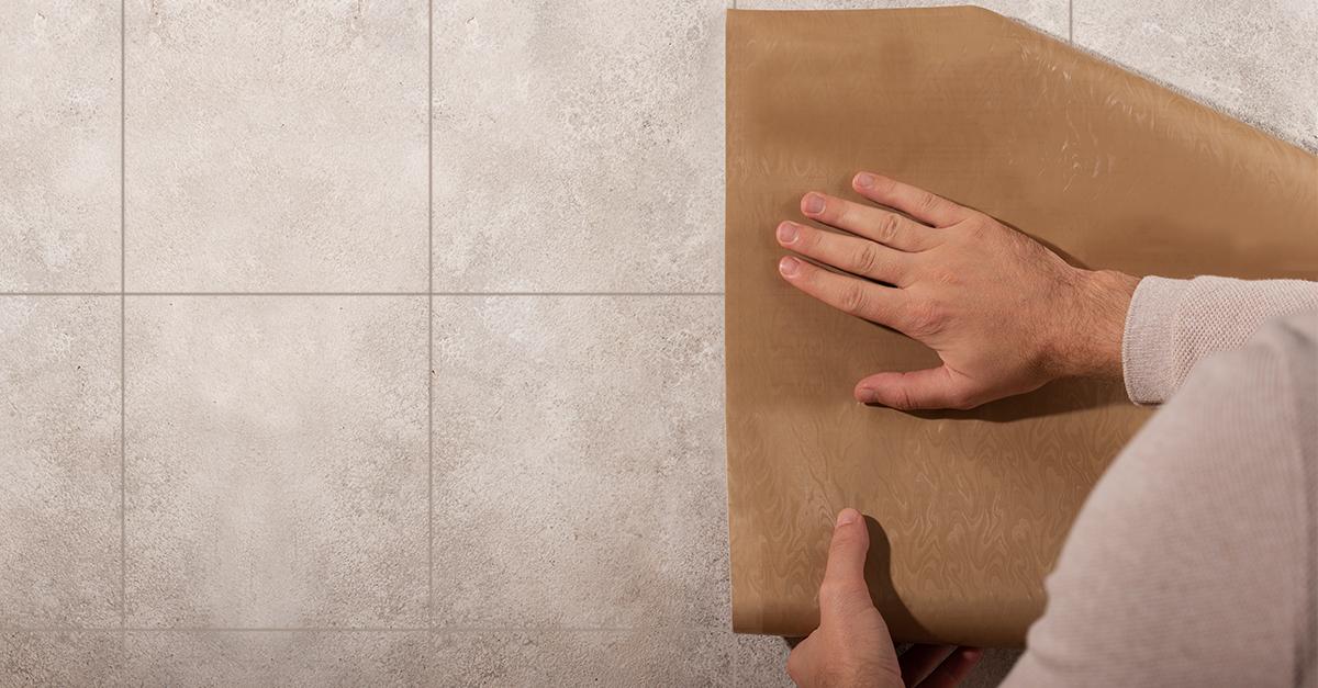 Как се лепят тапети за баня върху плочки?