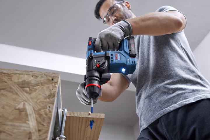 Акумулаторен безчетков перфоратор Bosch Blue GBH 18V-18 solo, снимка 3 - Акумулаторни перфоратори