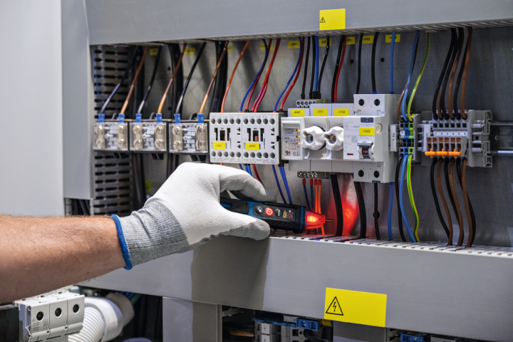 Безконтактен тестер за напрежение Bosch Blue GVD 1000-17, снимка 4 - Детектори