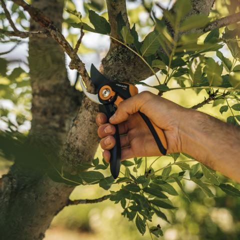 Лозарска ножица Fiskars SmartFit P68, снимка 2 - Лозарски ножици