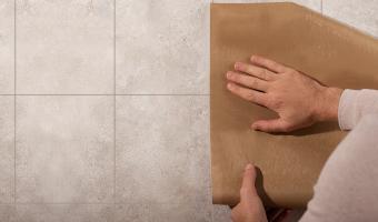 Как се лепят тапети за баня върху плочки?