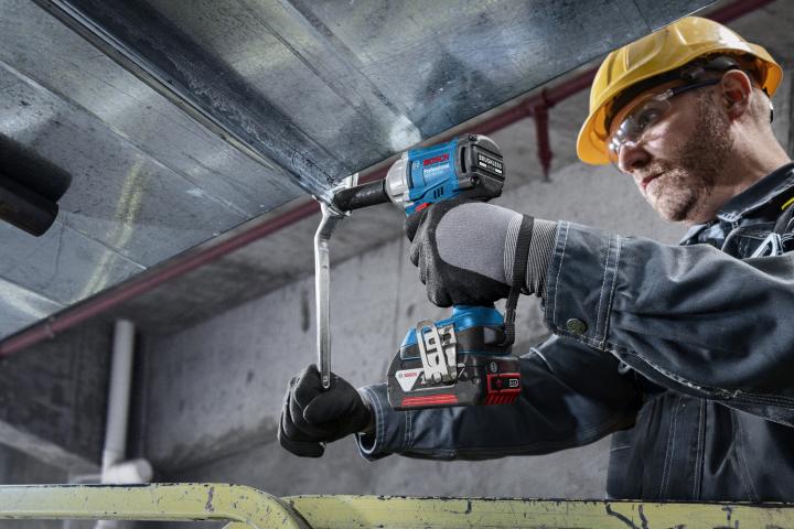Акумулаторен безчетков ударен гайковерт Bosch Blue GDS 18V-350 Solo, снимка 4 - Акумулаторни гайковерти