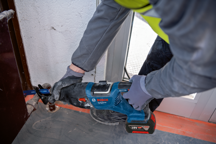Акумулаторен саблен трион Bosch blue GSA 185 Solo, снимка 5 - Акумулаторни саблени триони