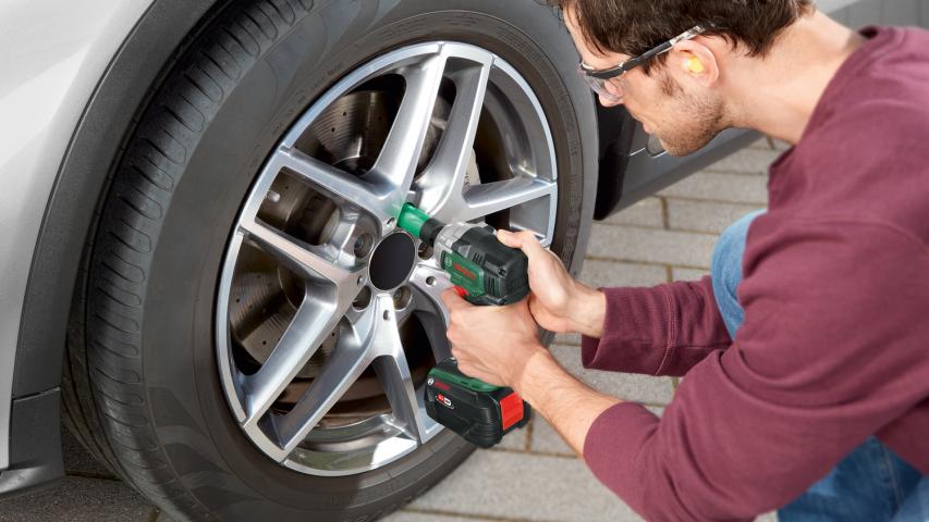 Акумулаторен безчетков ударен гайковерт Bosch UniversalImpactDrive 18V-350 Solo, снимка 7 - Акумулаторни гайковерти