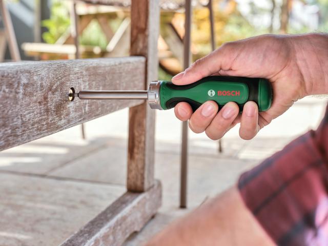 Отвертка Bosch с тресчотка и битове 12 бр., снимка 2 - Комбинирани