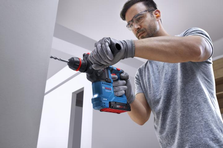 Акумулаторен безчетков перфоратор Bosch Blue GBH 18V-18 solo, снимка 5 - Акумулаторни перфоратори