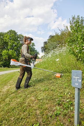 Акумулаторна коса Stihl FSA 135, снимка 3 - Тримери и коси