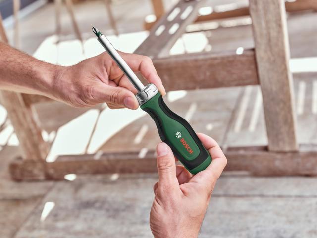 Отвертка Bosch с тресчотка и битове 12 бр., снимка 3 - Комбинирани